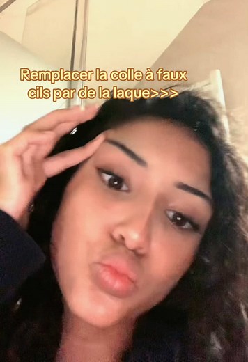 Remplacer la colle à faux cils par de la laque — astuce rapide