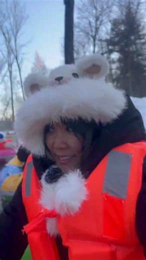 Rafting on a hot spring river from Changbai Mountain was like a winter wonderland.