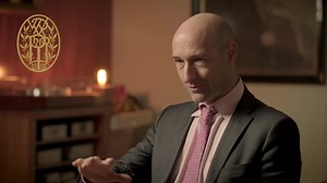 Find out in this video, why the “Kaiserwalzer” (Emperor Waltz) by Johann Strauß II is Vienna Philharmonic CEO and double bass player Michael Bladerer’s favorite piece of the 2021 New Year’s Concert Program. This piece was originally called ‘Hand in Hand’, and it was under this title that its first performance was advertised in Berlin in 1889. As such, this title refers to the alliance between two emperors, the Habsburg emperor Franz Joseph and his Berlin host, Kaiser Wilhelm II of the House of H