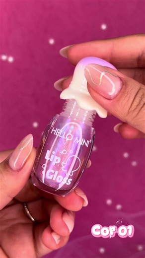 Novidade que dá vontade de provar! ✨ Esse Lip Gloss Hello Mini é simplesmente maravilhoso: 💖 brilho intenso 👄 efeito lindo nos lábios 🍬 cheirinho encantador que conquista na hora Quem ama gloss com brilho de verdade vai se apaixonar! 😍 #hellomini #novidade #lipgloss #MuitoBrilho #cheirinhoencantador 💕