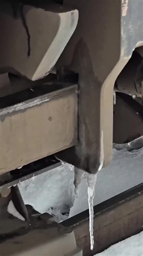 Harsh winter and Cargo train 🚆 operation. How ice nicely shaped because of low temperature 🌡️ magical. #lokomotiv #zug #trainspotting #travelphotography