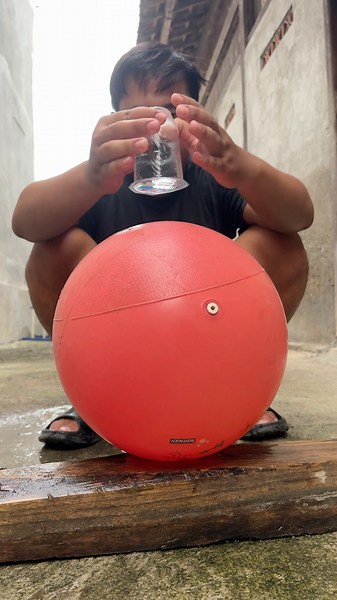 Hancurkan Kelereng Dari Yang Kecil Sampai Yang Paling Jumbo Pakek Air Gelas #kelereng #experiment