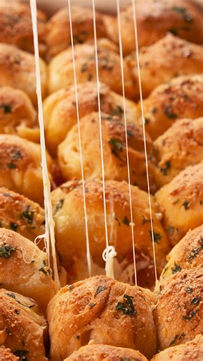 Pull-apart garlic bread pizza dip