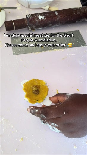 Small meat pie for the Short People Association. Please come and carry your order before tall people finish it. 😂🥟 #ibcakesmagicworld #cakesinijegun #shortpeopleproblems #bakersoftiktok #naijatiktok