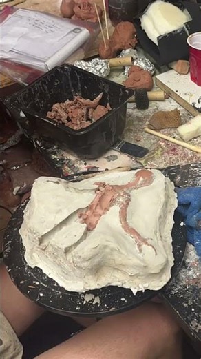 digging clay of the mold #film #claymation #clay #rayharryhausen #alien #stopmotion