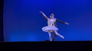 Qué emocionante poder acercar la #Cultura y el arte a nuestros vecinos de @muniprovi, después de años tan difíciles luego de la pandemia. Aprovecho este receso para agradecer a nuestra Fundación @culturaprovidencia, por regalarnos este gran espectáculo con bailarines de todo el mundo. ¡Les comparto un pedacito! #GaladeBallet2023 @teatroorienteprovidencia 💪🏼🎶 | Evelyn Matthei