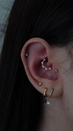 Who else has their daith pierced? How was the healing? How long did it take to heal? #daithpiercing #piercinglovers #piercingaesthetic #piercinginspo #professionalpiercer #sydneypiercingstudio #piercersoftiktok #cartilagepiercings #earcurationsydney #earcuration #earstyling #goldpiercingjewelry