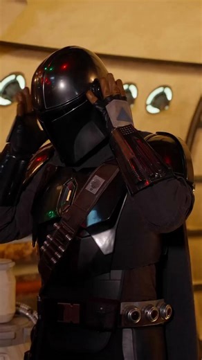 Pedro Pascal met guest riding smugglers run in Mando suit 🤯 at Disneyland - video credit Disney parks