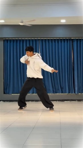 Yuvraj Parmar on Instagram: "Teaching this piece on Sunday at Kathaa 💥 New piece, fresh vibe 🤍 See You There 🫶🏻 🗓 Date: 30th November ⏰ Time: 5 PM – 7 PM Hoodie from @unrestricted__style ❤️ #dance #workshop #shaayraana #instagram"