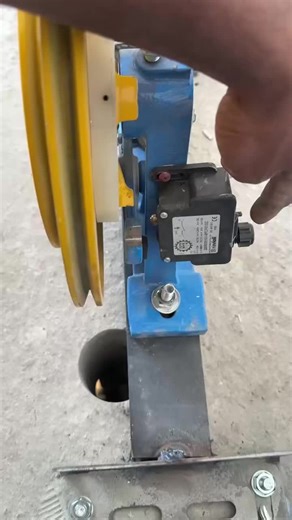 Ayan Lift on Instagram: "How does the overspeed governor work?✅ ওভারস্পিড গভর্নর কিভাবে কাজ করে #ElevatorVibes #liftvideo #lift #elevator"