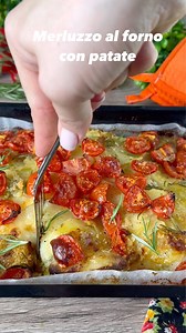 Se non avete voglia di cucinare …. la ricetta del Merluzzo al forno con patate è quello che fa per voi 🤣🤣 Poche e semplici mosse e porterete in tavola un secondo di pesce da leccarsi i baffi 😋 La difficoltà di questo piatto sta nello sfilettare il merluzzo ma io l’ho preso già pronto dal pescivendolo e se volete faticare ancora meno usate i filetti di merluzzo surgelati che sono già puliti! Tirateli fuori la sera prima e fateli scongelare in frigo! Che ne dite? Vi piace questo piatto? Ingredi