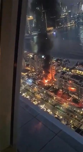 🔴Une explosion s'est produite près d'un hôtel à Palm Jumeirah à Dubaï. Dans le quartier touristique de Dubaï, Palm Jumeirah, une puissante explosion s'est produite à l'entrée de l'hôtel cinq étoiles Fairmont The Palm : selon les informations préliminaires, des débris d'une roquette iranienne se sont effondrés et un violent incendie s'est déclaré sur place. | PSN Animation