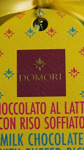 Festose, eleganti e colorate! Le Uova a Ciuffo Domori sono un omaggio alla tradizione con uno spirito decisamente contemporaneo: cioccolato di assoluta qualità, ricette golose e confezioni in carta di riso dai colori vivaci. Scoprile nei negozi e su www.domori.com | DOMORI