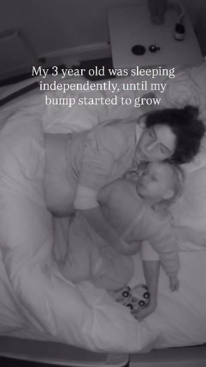 My toddler had been sleeping through the night in his own bed for 6 months. But then, my baby bump started to grow, and everything changed. 🤰🏻 He now wants to sleep in my bed, breastfeed again (there’s no milk!), and he says he’s no longer a big boy, he’s now a baby. When I asked him why he didn’t want to sleep in his bed, he said: “your bed is more comfy”. Of course he doesn’t understand why, but from an attachment perspective, what’s happening is normal and expected! When toddlers sense chan