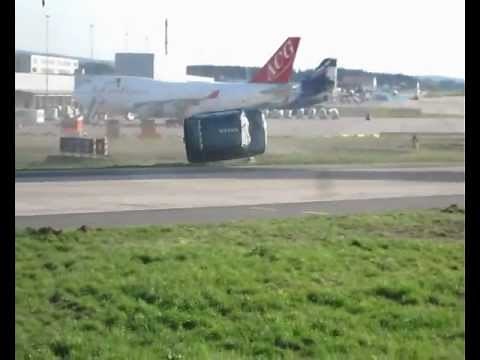 Car gets blown away by Boeing 747
