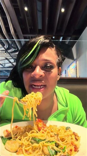 EAT WITH PEACH 🍑 PEACH McINTYRE 🍑 ENJOYS HER LOBSTER 🦞 GARLIC 🧄 NOODLES 🍜 FROM YARD HOUSE 🏠