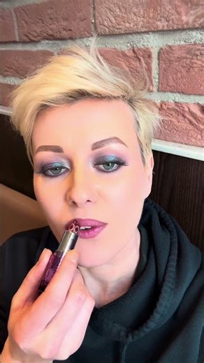 This Lipstick Changes Color on Your Lips 😱 Magic Lipstick Reveal!