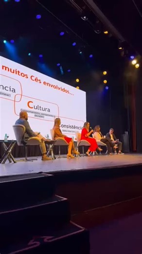 ✨ Painel 3 – Estratégias de Valor e Encantamento do Cliente O terceiro painel do congresso The Customer Summit 2025 trouxe uma conversa poderosa sobre como líderes do setor estão redesenhando suas estratégias para gerar mais valor percebido, fortalecer a fidelização e elevar o encantamento dos seus públicos. Foi um mergulho em práticas, aprendizados e visões que mostram como marcas de diferentes segmentos estão criando experiências memoráveis e ampliando seu impacto na jornada do cliente. Um pai