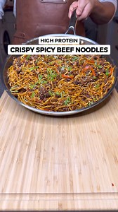 High Protein Crispy Spicy Beef Noodles! Only 521 Calories🥩🍜 Way better than ordering takeout, great macros & tastes even better the next day! Macros Per Serving (4 Total) 521 Calories | 54g Protein | 56g Carbs | 8g Fat Ingredients (4 Servings) - 800g Lean Beef Mince - 20g Light Butter for cooking - 100g Chopped Green Onion - 1 Tbsp Chopped Garlic - 1 Tbsp Chopped Ginger - 1 Medium Red Onion Sliced - 1 Medium Red Bell Pepper Sliced - 220g Medium Egg Noodles (Raw Weight) Sauce - 50ml Light Soy S