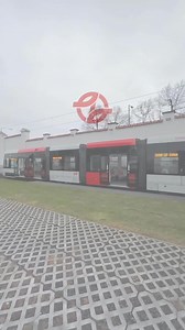 👉 NOVÁ TRAMVAJ | Poprvé na denním světle! Představujeme tramvaj 🚄 Škoda 𝗙𝗼𝗿𝗖𝗶𝘁𝘆 𝗣𝗹𝘂𝘀 𝗣𝗿𝗮𝗵𝗮 𝟱𝟮𝗧. 🚋 Zatím na zkušební koleji Škoda Group v Plzni, ale již brzy i v hlavním městě. 👀 Sledujte nás pro více informací. | Dopravní podnik hlavního města Prahy
