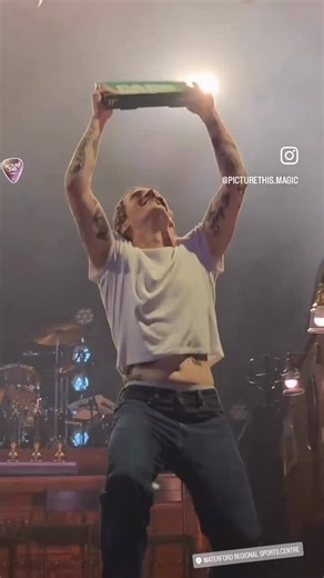 Supermac's on Instagram: "What Ryan wants, Ryan gets 🍕😄 @picturethis pausing mid-set in Waterford to accept the holy grail — a Papa Johns Pizza delivery. Rockstars, but relatable! 🎸🍔😉 #PictureThis #TastyNTempting #WeAlwaysDeliver #Irish"