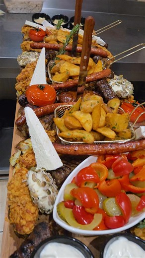 Când masa trebuie să impresioneze 👉 platouri calde, aburinde și pline de savoare 🔥 Tu aduci pofta, noi ne ocupăm de restul 😎 | Restaurant "New Spring" - Siret