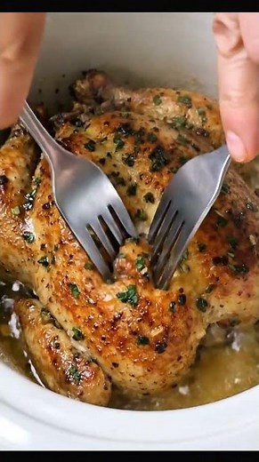 🍗🧄 Slow Cooker Whole Garlic Chicken