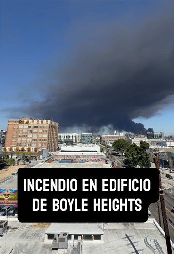 Un video en cámara rápida muestra la rápida propagación de un incendio en Boyle Heights el miércoles. Las autoridades cancelaron una orden de confinamiento luego de que más de 100 bomberos sofocaran por tierra y aire un incendio en un almacén de alimentos refrigerados en Boyle Heights la tarde del miércoles, informaron las autoridades. Entra al link in bio para más detalles. #Telemundo52 (🎥: deena_35 en Instagram)