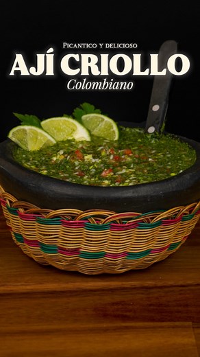 ¿Con qué se come un buen ají criollo? 🇨🇴🤩 Hoy te enseño mi receta de ají criollo colombiano, una salsa o picado picante, fácil y delicioso, para acompañar con empanadas, pasteles, papas, sancocho, sopa y casi cualquier cosa 😋 ✅ Ingredientes: - 1 tallo de cebolla larga - 2 tomates maduros - 5 ramas de cilantro - Ají al gusto del que tengas al alcance, yo utilice ají pajarito machacado. - Sal - 2 limones - Vinagre en cantidad necesaria #ají #recetacolombiana #receta #recetas #picante #Colombia