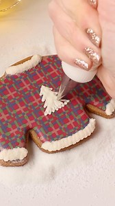 825K views · 1K reactions | I used natural food coloring from @thesugarart to decorate these plaid Christmas sweater cookies. This was my first time using these colors and I’m so happy with how they turned out! The full tutorial and my gingerbread cookie recipe are in the Cookie Art Club #Christmascookies #royalicing | SweetAmbs | Facebook
