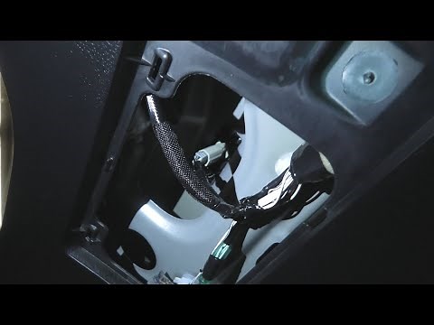 Toyota RAV4 (2013-2018): How To Replace License Plate Bulbs?