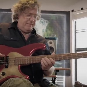 In this clip, the legendary Stu Hamm talks about Mel, his signature Fender URGE II bass 🙌. This clip is from Stu's SBL Bass Tales (Ep. 1), available on the SBL website. See you in the shed! | ScottsBassLessons.com