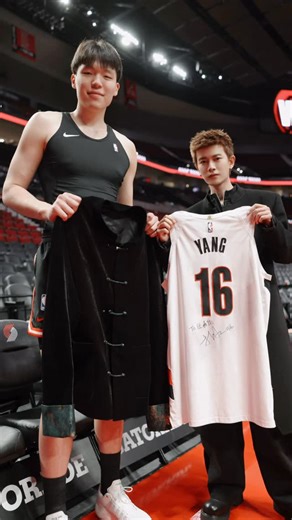 weibo：任嘉伦Allen on Instagram: "瀚森能登陆NBA，是我们中国人的骄傲 从相识，交流，到成为朋友 希望能给与你力量 可以走的更远"