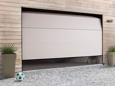 Comment poser une porte de garage sectionnelle ? | Leroy Merlin
