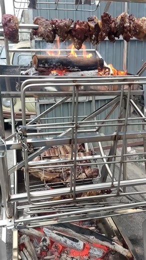 Fogo De Rua on Instagram: "Costela Assada Na Roda Gigante..... 🔥 @fogoderua 🔥 📲 Cardápio disponível na nossa BIO ou pelo WhatsApp 📞 Delivery e reservas: 11 99634-3704 📍 Onde estamos: Rua Sebastião Francisco Oliveira, 252 – Jd. São José Zona Sul – São Paulo | CEP 05869-290 👨‍👩‍👧‍👦 Estrutura completa para sua família: • Espaço Kids no local • 84 lugares confortáveis • 24 vagas de estacionamento (ao lado do Colégio João Pedro) 🕒 Horários de funcionamento: ➡️ Terça a sexta: 18h às 22h30 ➡️