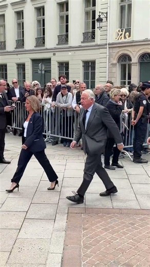 Gérard Larcher arrive aux obsèques de Bernadette Chirac 🕊️ Gérard Larcher est arrivé à l’Église