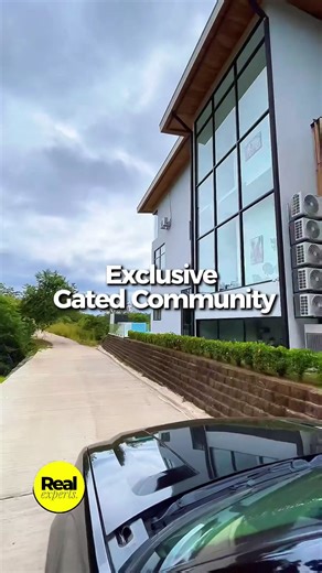 Looking for an Ocean View Real Estate in Costa Rica? Stop scrolling. Welcome to Valle Perdido, Playa Hermosa’s hidden gem. We are offering a rare 1.25-acre (5,037 m²) lot that perfectly balances luxury living with raw nature. ✅ The View: Panoramic Pacific Ocean sunsets & lush mountains. ✅ The Privacy: No neighbors wall-to-wall. Surrounded by wildlife. ✅ The Status: Gated community, water & electric ready. 100% buildable. Imagine drinking your morning coffee while watching the ocean and listening