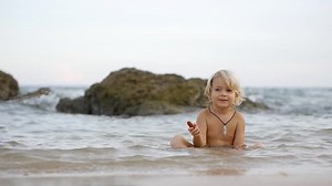 Little Cute Smiling Child Playing Shells: stockbeeldmateriaal en -video's (rechtenvrij) 11046500 | Shutterstock