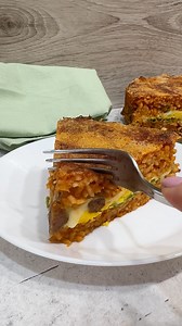 Il timballo di riso al forno è la ricetta perfetta da portare in tavola per stupire famiglia e amici.🤩 INGREDIENTI 500 g riso 1 scalogno 100 g piselli surgelati 1 cucchiaio olio extravergine d’oliva 3 uova 50 g parmigiano grattugiato ( 3 cucchiai per la finitura) q.b. sale foglie basilico 3 pangrattato ( un filo d’olio per la teglia) PER LE POLPETTINE 200 g carne macinata mista 25 g parmigiano grattugiato 1 uovo 3 cucchiai pane grattugiato q.b. sale (pepe) 1 ciuffo prezzemolo tritato q.b. olio 