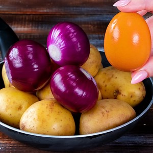 Si vous avez des POMMES DE TERRE et de l'OIGNON, alors le dîner à la poêle est PRÊT Ingrédients: pommes de terre - 2 pièces oignons rouges - 3 pièces oignon de printemps - 20 g oeufs - 3 pièces sel - 5 g poivre noir - 3 g Cuire à couvert 10 min de chaque côté | Savoureux.tv