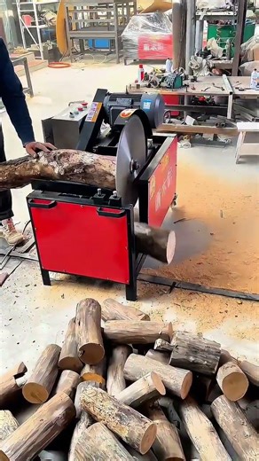 Log cutting with circular saw machine