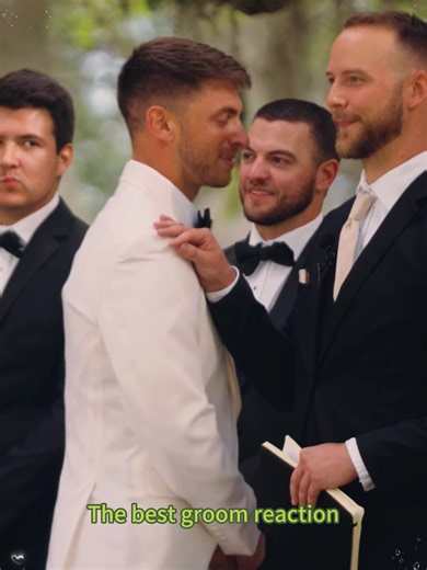 That first glimpse 🌹 Pure sweetness 🥰 #firstlook #wedding #sweet #weddingday #firstvideo