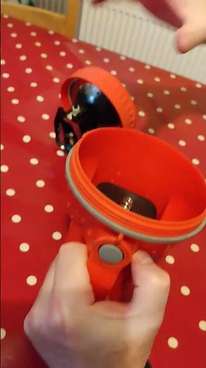 How to change a 6v battery in a torch/lamp