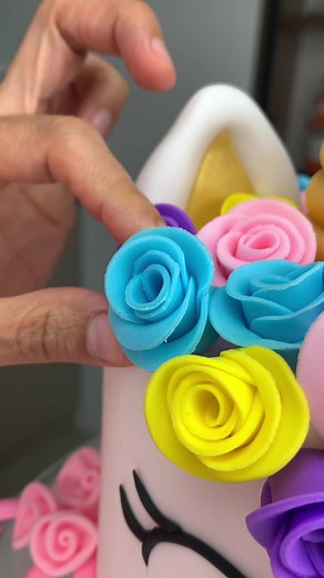 Esta es una técnica fácil y rápida para hacer rosas en fondant ¿te animas a probarla? #fondant #masafondant #reposteria #repostera