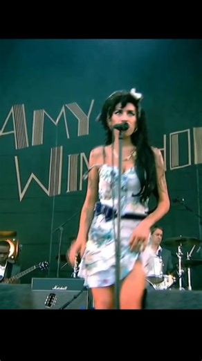 @rockonvideoss on Instagram: "Enero de 2007 Amy Winehouse inició una racha de dos semanas en la cima de la lista de álbumes del Reino Unido con Back to Black, su segundo y último álbum de estudio. Lanzado en noviembre de 2006, el álbum incluyó éxitos emblemáticos como "Rehab", "You Know I'm No Good", "Tears Dry on Their Own" y la canción principal. En Estados Unidos, Back to Black batió récords de ventas en su primera semana y le valió a Winehouse múltiples premios Grammy en 2008. #amywinehouse 
