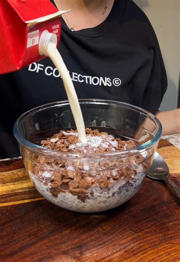 Cocoa pebbles mukbang #mukbang #eating #mukbangasmr #mukbangs #eatwithme