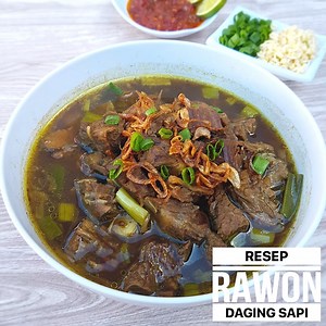 Ini dia resep dan cara membuat rawon daging sapi khas Jawa Timur yang segar dan enak. Kalau mau rawonnya lebih hitam pekat, kluwaknya bisa di tambah ya Bund. Semoga resepnya bermanfaat. Selamat mencoba di rumah, bunda :) #reseprawon #resepmudah | Resep Masakan Sederhana Remana