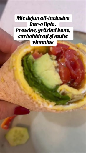 Omletă cu mozzarella în lipie, completată cu spanac proaspăt, ardei capia, roșii, castraveți și avocado, presărată cu drojdie inactivă și semințe de cânepă. O combinație care aduce în aceeași farfurie proteine de calitate, grăsimi sănătoase, carbohidrați buni, fibre, vitamine și minerale – exact echilibrul de care corpul are nevoie pentru un început de zi energic și nutritiv. #micdejun #breackfast #omletainlipie #lipie