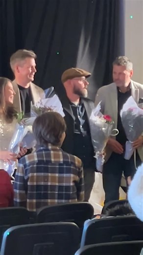 TNT Forlag on Instagram: "FOR en fest i går! Tusen takk til alle som kom på Vindeltorn-feiringen. Det var hyllester, det var musikk, det var latter og tårer og kaker og brus. Vi er så glade for å møte så mange fantasy-elskere på et og samme sted. Og vi er utrolig stolte over å få lov til å relansere den internasjonale bestselgeren av Tone Almhjell - nå gjennomillustrert av Hans Jørgen Sandnes og Jon Løvaas. #vindeltorn #moderneklassiker #tonealmhjell #hansjørgensandnes #jonløvaas #julebok #lesbo