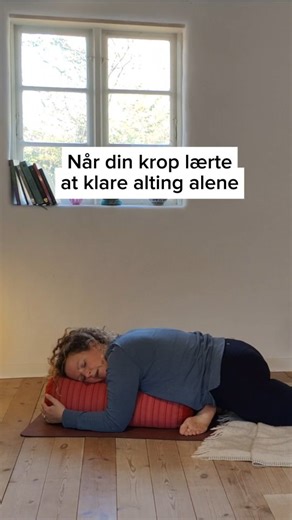 Grunden til, at du lukker ned, når livet bliver tungt, er ikke fordi du er “for meget.” Det er fordi din krop tidligt lærte, at du måtte klare alting selv. Du blev ikke guidet til at holde pauser. Ingen viste dig, hvordan rolig vejrtrækning føles. Ingen lærte dig at lande tilbage i kroppen, når følelserne voksede indeni. Så i dag, når stress rammer, følger dit nervesystem sin gamle overlevelsesstrategi: “Spænd op. Hold vejret. Bær det i stilhed.” Men tryghed kan læres igen. Blidt, langsomt, i di